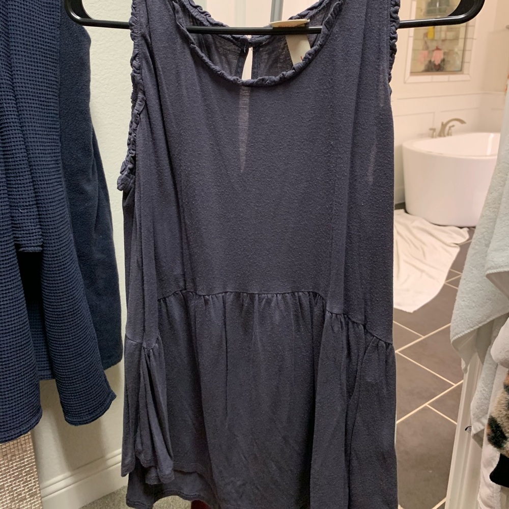 Gray sleeveless shirt!🌚